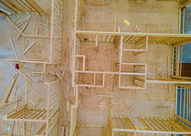 El encuadre de las vigas de la casa de nuevo hogar en construcción - Foto, Imagen