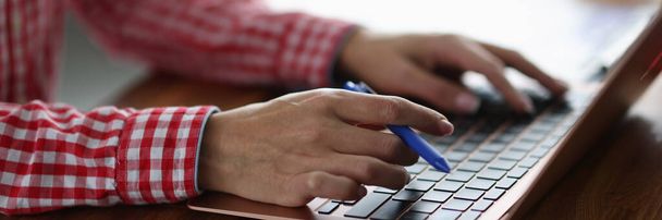 Женские руки на клавиатуре ноутбука на рабочем столе. - Фото, изображение