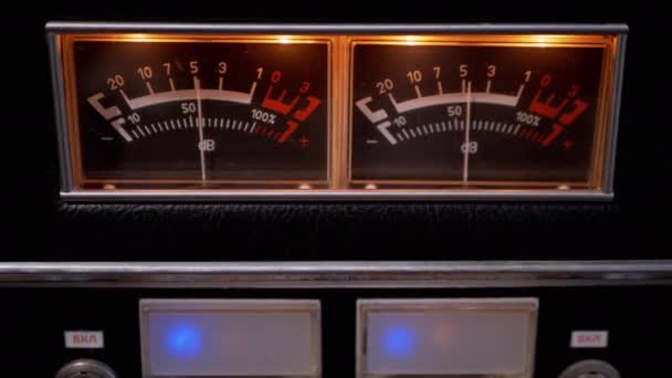 Indikátor šipky, osvětlené Decibel měřiče na vytáčení ročníku Stereo zesilovač - Záběry, video