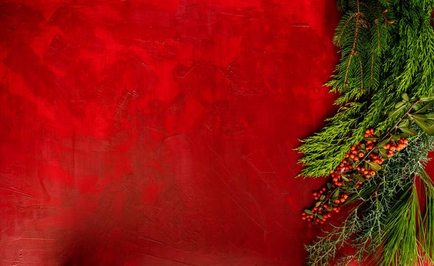 Красный фон с ветками елки на Рождество - Фото, изображение