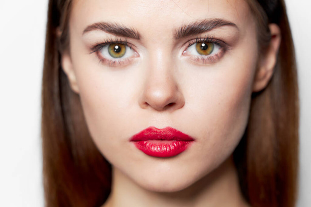 Πορτρέτο της γυναίκας γκρο πλαν κόκκινα χείλη αίγλη ελκυστική  - Φωτογραφία, εικόνα