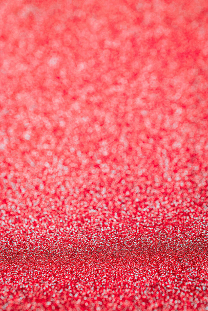 Brilhante dia dos namorados. Natal fundo vermelho abstrato com brilho brilhante textura bokeh para xmas brilho padrão de prata. Celebratório, conceito de festa de luxo - Foto, Imagem
