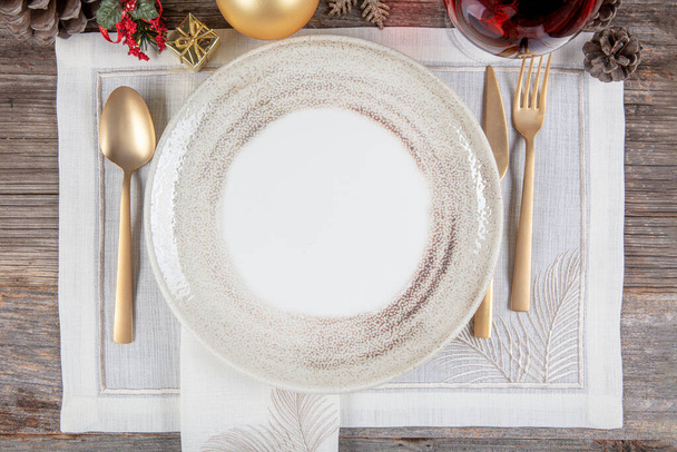 Όμορφα διακοσμημένο τραπέζι με λευκά πιάτα, ποτήρια, παλαιά μαχαιροπίρουνα και πολυτελή τραπεζομάντιλα λευκά κοράλλια. Χριστουγεννιάτικο σερβίτσιο. Ιστορικό διακοπών - Φωτογραφία, εικόνα