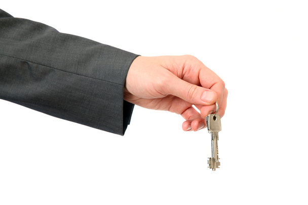 homem mão detém chaves de apartamento
 - Foto, Imagem