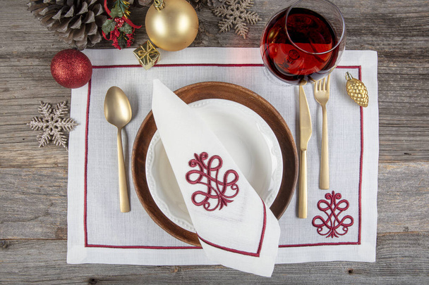 Schön dekorierter Tisch mit weißen Tellern, Gläsern, antikem Besteck und luxuriösen Tischdecken aus weißen Korallen. Weihnachtstisch gedeckt. Hintergrund der Feiertage - Foto, Bild