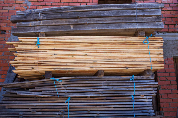 Piles pile de bois sur le chantier de construction. Matériaux de construction pour l'industrie de construction - Photo, image