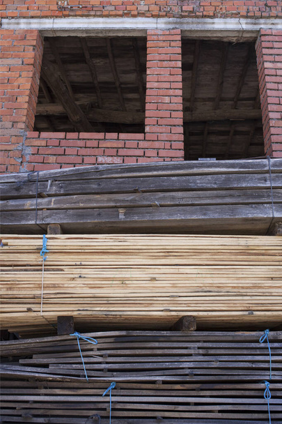Piles pile de bois sur le chantier de construction. Matériaux de construction pour l'industrie de construction - Photo, image