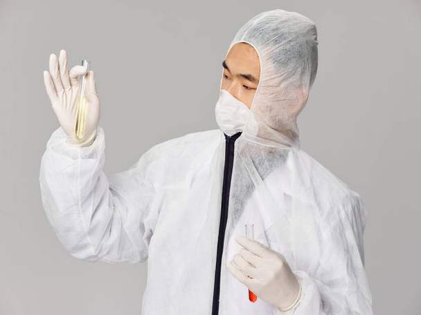 mężczyzna Azji wygląd laboratorium lek rozwój mikrobiologia zdrowie - Zdjęcie, obraz