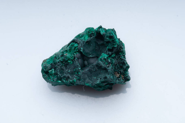 白を基調としたマラカイトグリーン鉱石。天然緑マラカイト - 写真・画像