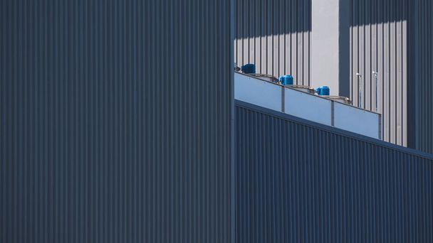 Zonlicht en schaduw op het oppervlak van airconditioner compressoren op de top van zwart industrieel gebouw gebied in donkere Toon stijl - Foto, afbeelding