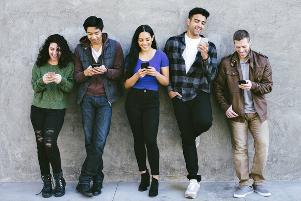 Arkadaşlar yan yana durur ve cep telefonlarına bakarlar - İletişim Yok - Mesaj - Oyun - Fotoğraf, Görsel