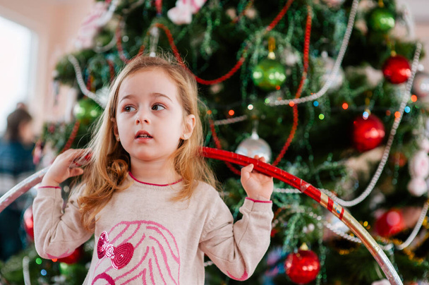 С Рождеством и Новым годом. Маленькая девочка. Маленькая девочка на Новый год. Детская рождественская вечеринка - Фото, изображение
