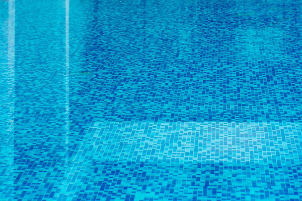 Schöne Wasseroberfläche Textur Top-Ansicht für Hintergrund, Wasser transparente Reflexion der Pool-Oberfläche. - Foto, Bild