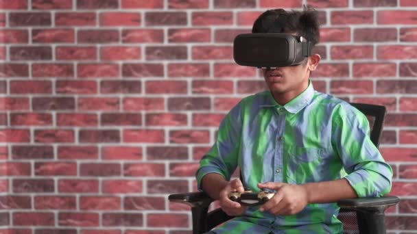  jonge man dragen virtual reality headset, vr doos en het spelen van games  - Video