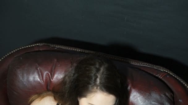 sexy brunetka kobieta noszenie bielizna - Materiał filmowy, wideo