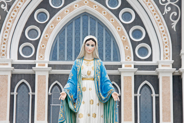Statua Maryi Panny W kościele rzymskokatolickim w prowincji Chanthaburi, Tajlandia - Zdjęcie, obraz