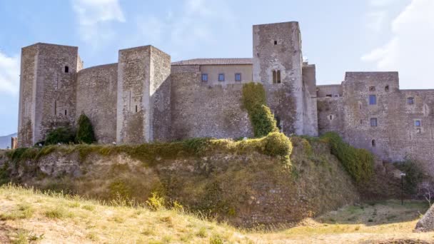 Časová prodleva Melfiho hradu, středověkého kamenného hradu s věžemi na jihu Ttaly za slunečného dne. Je tam kamenný most, věž a krajina kolem něj - Záběry, video