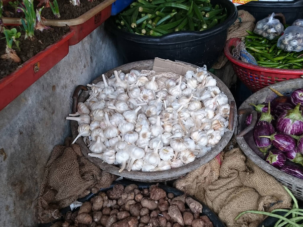Thrissur, Kerala, Intia - 12-04-2020: Valkosipuli myytävänä vihanneskaupassa - Valokuva, kuva