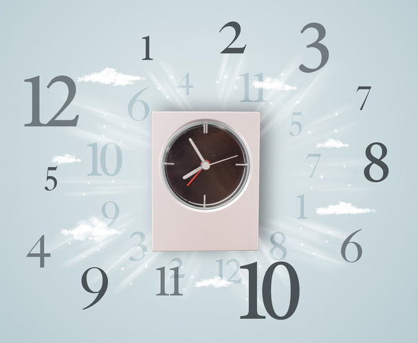 Сучасний годинник з цифрами збоку
 - Фото, зображення