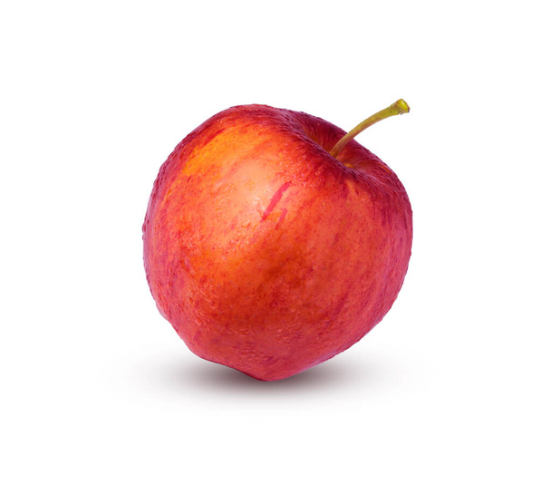Červené jablko izolované na bílém pozadí s výstřižkovými cestičkami pro grafický design. Čerstvé ovoce, které je běžné v chladných oblastech. Je to jídlo s vysokým obsahem vlákniny a vitamínů. - Fotografie, Obrázek