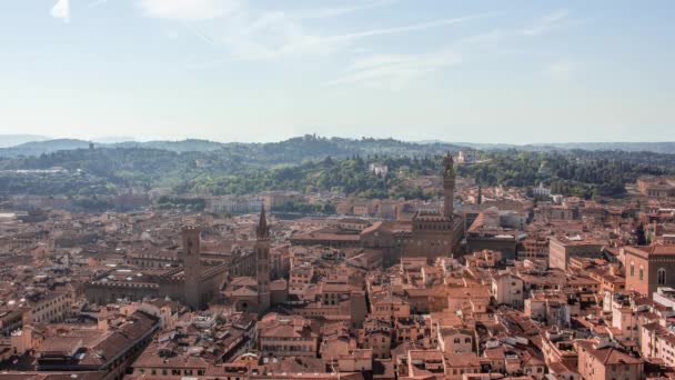 Time lapse of Signoria palace or palazzo vecchio from aereal view κατά τη διάρκεια μιας ηλιόλουστης συννεφιασμένης ημέρας. Είναι ένα μεσαιωνικό πέτρινο τούβλο χτισμένο με ένα λευκό ρολόι - Πλάνα, βίντεο