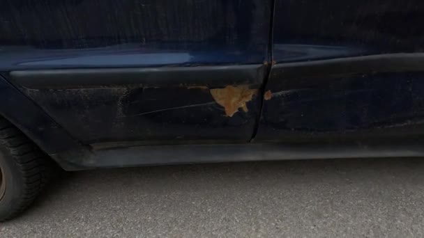 O taraftaki küçük bir çarpışma ve pas oluşumundan sonra arabadaki boya hasar görmüş. Yan etki ve hasar. - Video, Çekim