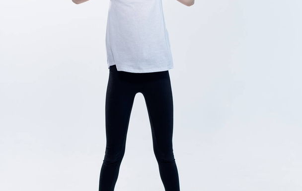 Mujer con leggins y camiseta blanca vista recortada de sport fitness - Foto, Imagen