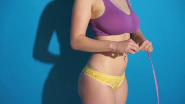 fitness žena měření její tělo - Záběry, video