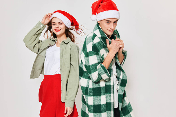 Glückliche Paare und Frauen in festlichen Hüten und hellen Kleidern Weihnachten Neujahr - Foto, Bild