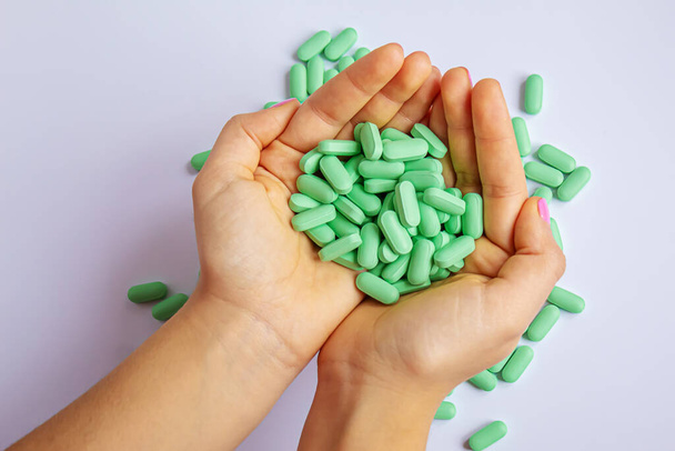 Vitamintabletten als Nahrungsergänzungsmittel. Grüne Tabletten.. selektive focus.medical - Foto, Bild
