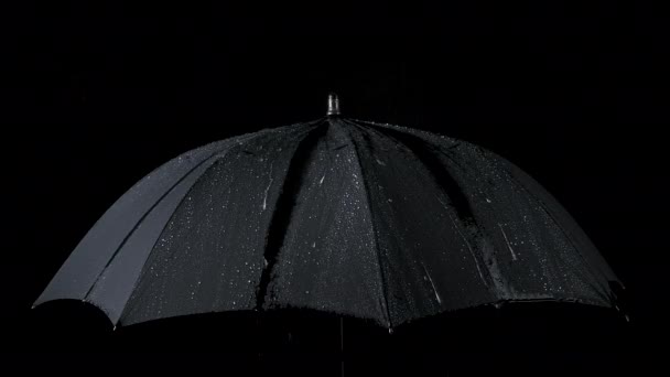 Zpomalené natáčení černého deštníku a kapek vody - Záběry, video