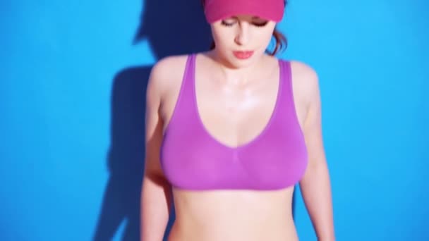 fitness kobieta z big piersi działa - Materiał filmowy, wideo