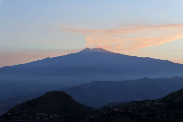 Castelmola, Sicilia, Italia - 29 de agosto de 2020: Panorama del Etna desde el pueblo al atardecer - Foto, imagen