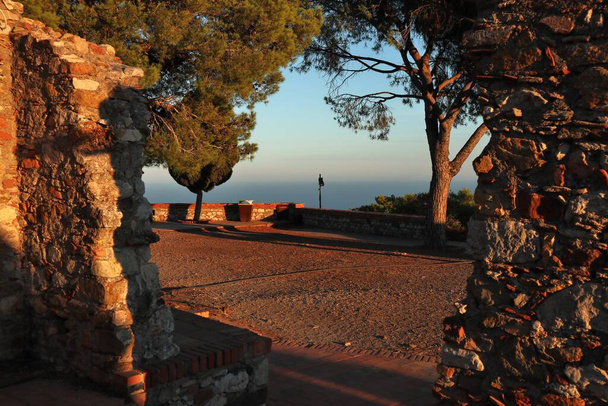 Castelmola,シチリア島,イタリア- 2020年8月27日:日没時のノルマン城の遺跡 - 写真・画像
