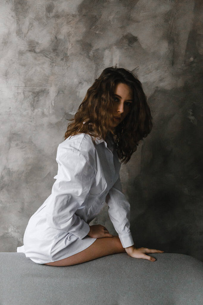 Beautiful curly girl posing in white shirt - Foto, Imagen