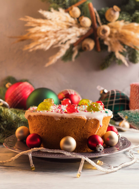 Süßer Weihnachtskuchen mit Weihnachtsdekor und Lichtern - Foto, Bild