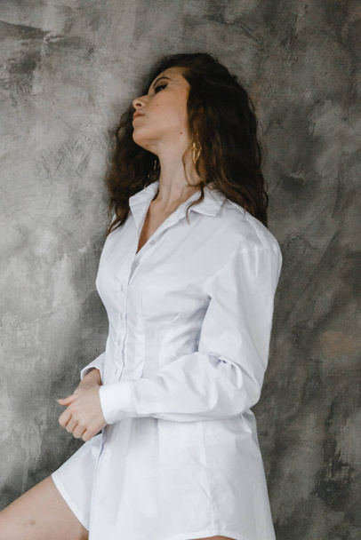 Beautiful curly girl posing in white shirt - Fotoğraf, Görsel