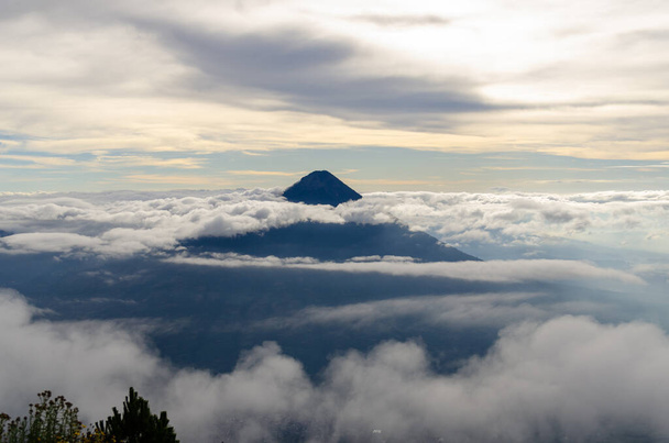 Blick bei Sonnenaufgang von den umliegenden Vulkanen vom Gipfel des Vulkans Acatenango, Guatemala. - Foto, Bild