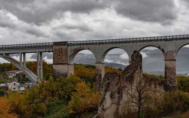 Isernia, Molise, Itálie. Železniční most Santo Spirito. Zobrazit - Fotografie, Obrázek