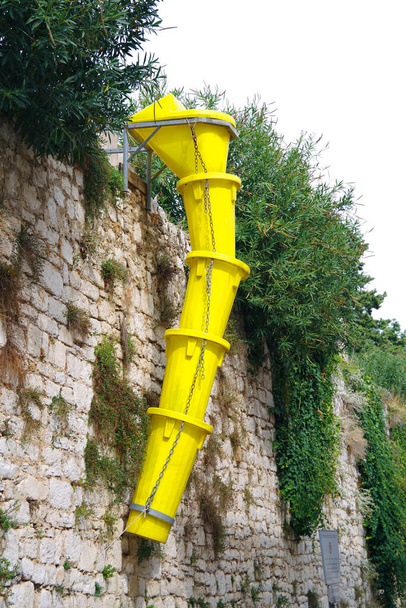 Gele afvoergoot voor bouwpuin - Foto, afbeelding