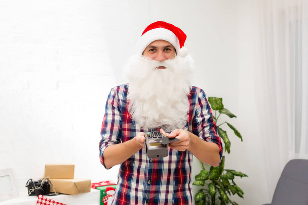 Muotokuva hänen hän mukava houkutteleva iloinen lihava Santa tilalla käsissä kuljettaa asioita digitaalisen terminaalin vähittäiskaupan boutique pay-pass - Valokuva, kuva