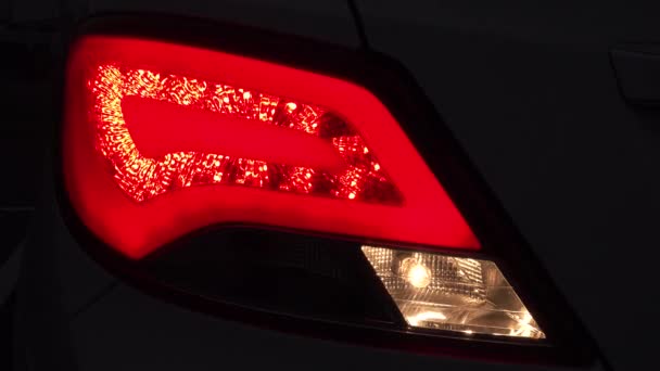 Autó vissza fehér fény jel hátsó. A piros lámpa felkapcsolva.. - Felvétel, videó
