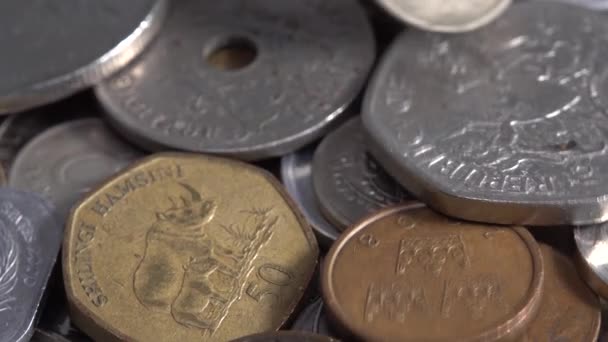 numismatique. vue rapprochée. gros tas d'argent de poche de monnaie avec son original - Séquence, vidéo