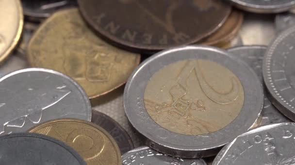 close up panorama άποψη μακροεντολή πολλά διαφορετικά νομίσματα κόσμο δέσμη numismatic - Πλάνα, βίντεο