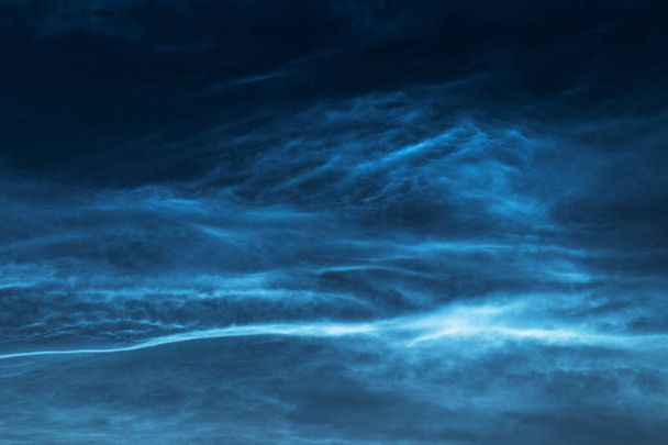 Nubi notturne o nuvole luminose notturne sono tenui fenomeni simili a nubi nell'atmosfera superiore della Terra, girati in una serata estiva in Estonia.. - Foto, immagini