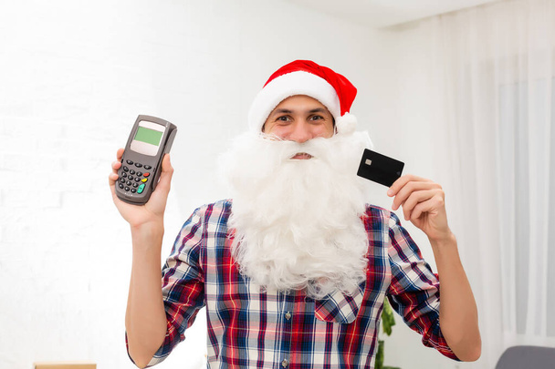 Porträt seiner schönen attraktiven fröhlichen dicken Weihnachtsmann hält in den Händen trägt Dinge digitalen Terminal Einzelhandelsgeschäft Boutique Pay-Pass - Foto, Bild