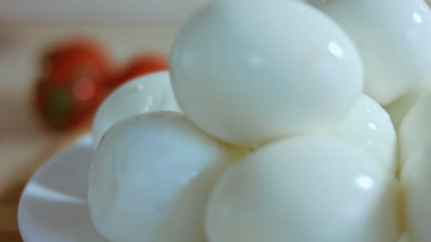 Cortar huevos para ensalada de aceitunas, ensalada rusa - Imágenes, Vídeo