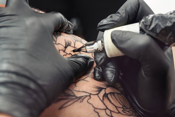 Professional artist making tattoo in salon - Fotoğraf, Görsel