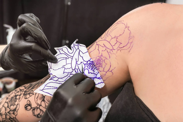 Szakmai művész tetoválás szalonban - Fotó, kép