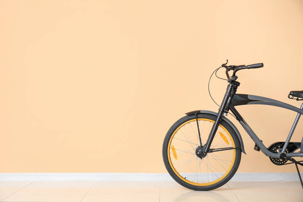 Μοντέρνο ποδήλατο ενάντια στο χρώμα τοίχο - Φωτογραφία, εικόνα